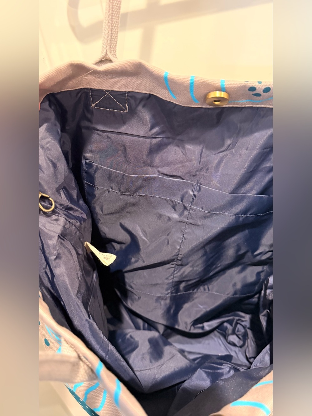 NWOT Shark Ripples Beach Tote - 2 inside pockets, 1 zip pocket, keychain hook - Picture 4 of 16